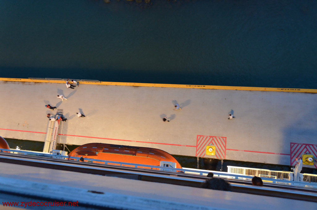174: Carnival Conquest, Roatan, Mahogany Bay, waiting for the pier runners, who were too lazy to run, 