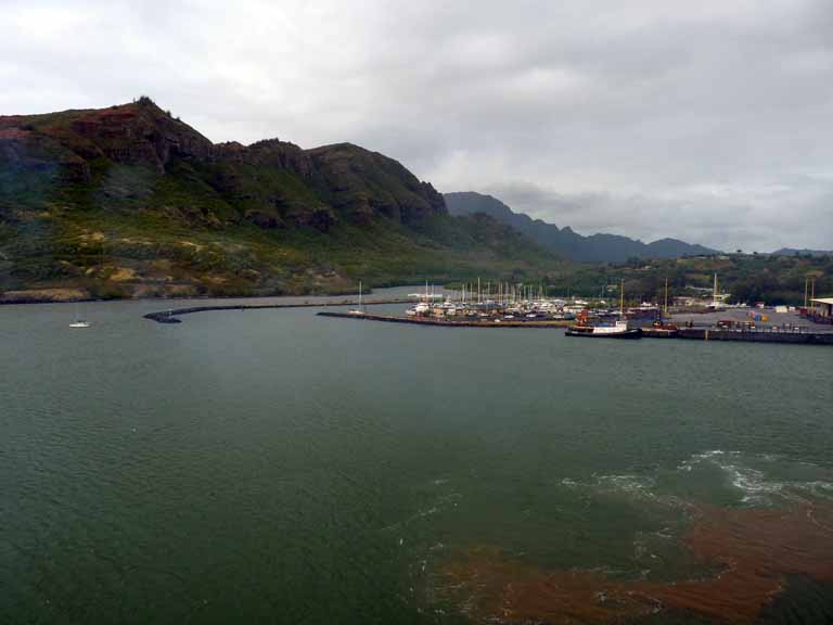 004: Carnival Spirit, Nawiliwili, Kauai, Hawaii, kicking up lots of mud